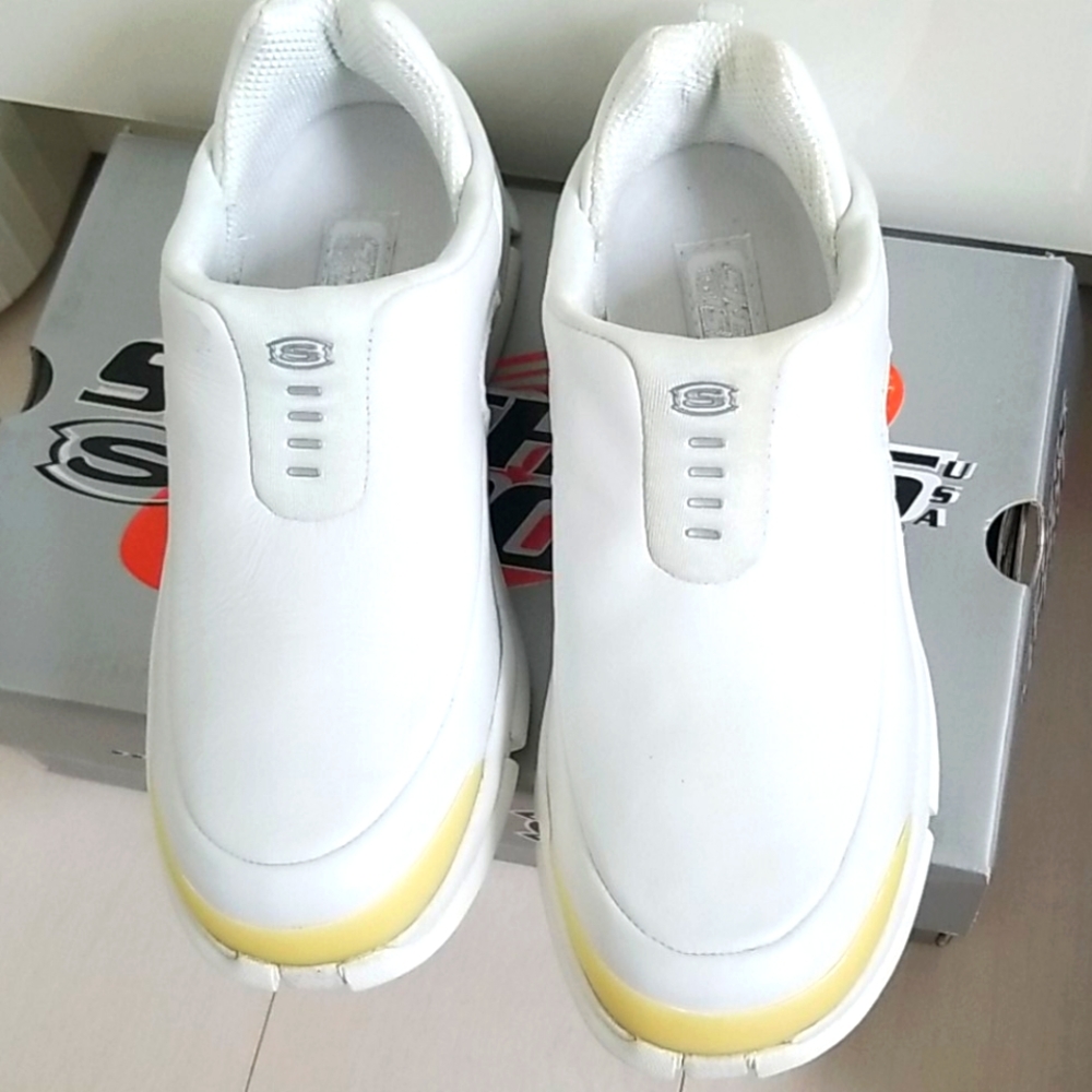NWOT comfortable sport sneakers